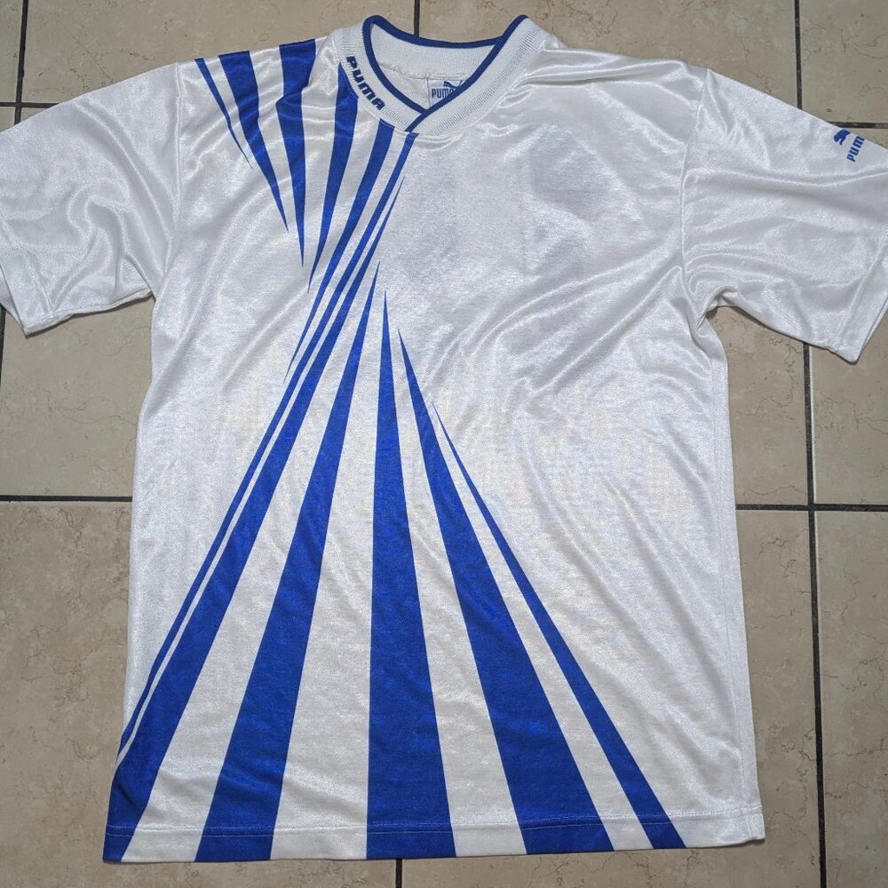 Vintage Puma Soccer Jersey Size Medium Pre-owned in great condition.